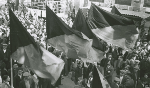Barcelona-noviembre-de-1936.-Varios-manifestante-realizan-un-acto-de-homenaje-a-la-extinta-URSS.
