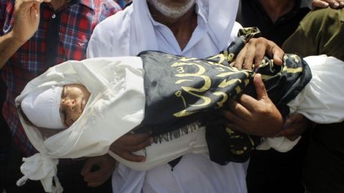 The grandfather of three-year-old Palestinian child, Mouid al-Araj, carries his grandsons' body during his funeral in Khan Yunis, in the southern Gaza Strip on July 13, 2014. Israeli strikes on Gaza killed a teenager and a woman, medics said, raising the overall death toll to 166 as the punishing air campaign entered its sixth day. AFP PHOTO / SAID KHATIB